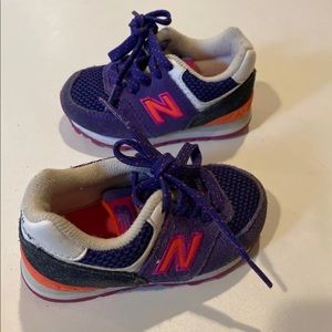 Girls size 5 new balance sneakers.